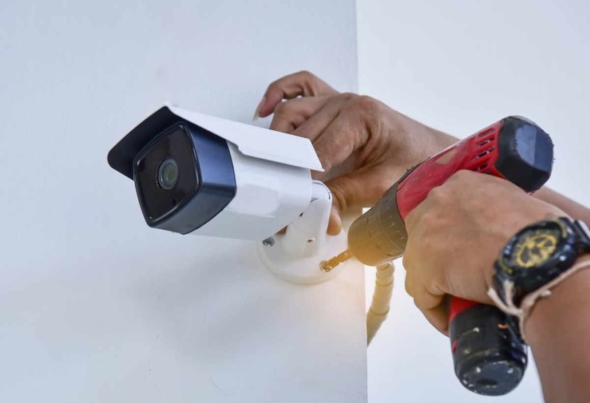Instalação de câmera de segurança com ferramenta
