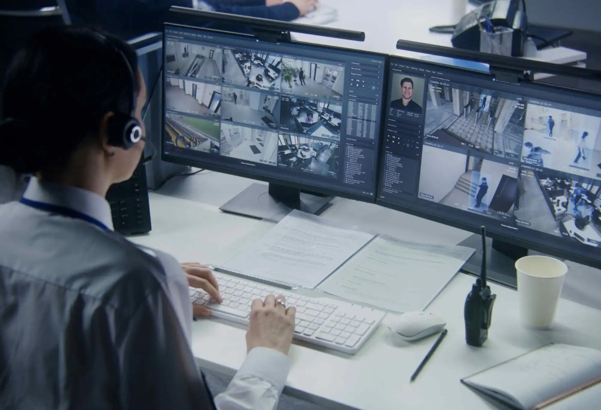 Central de monitoramento com telas de câmeras